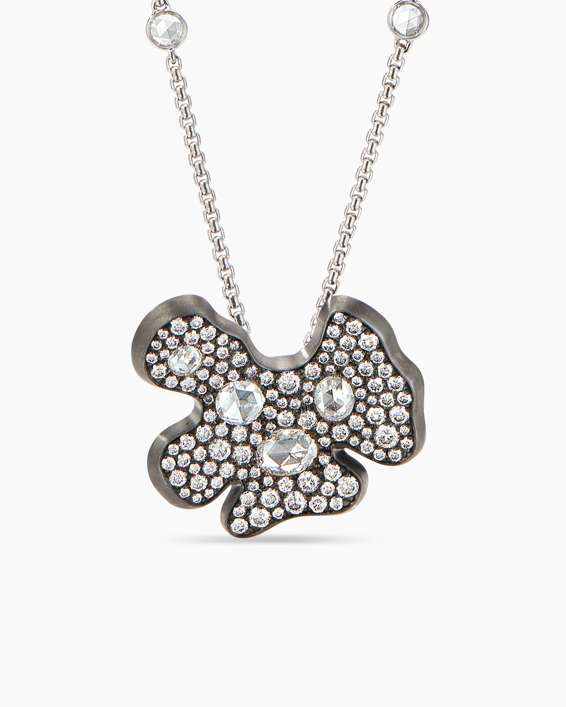 Petals Pendant Necklace in Yellow Gold with Diamonds